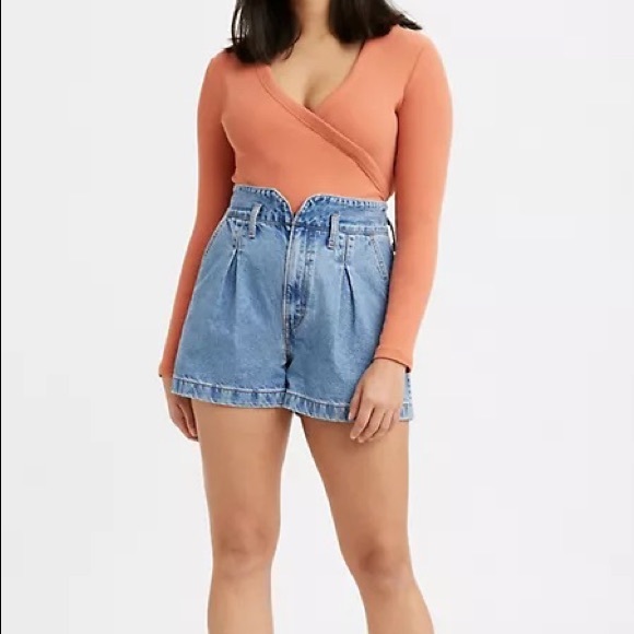 Levi’s High Rise Mom Shorts - Picture 2 of 3